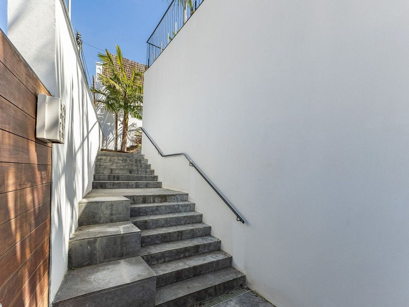 Современный дом с бассейном в Esplugues de Llobregat, Барселона. Фото:  58