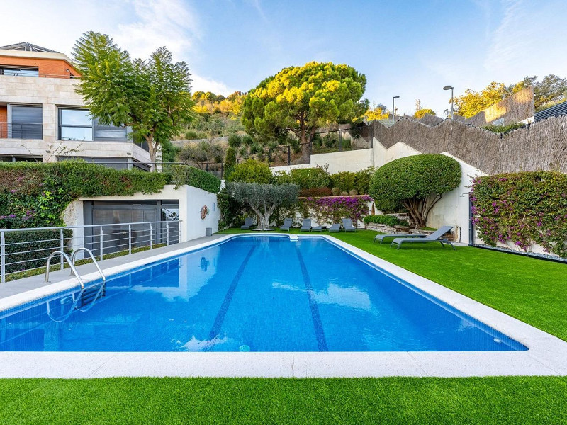 Современная вилла с бассейном в Esplugues de Llobregat, Барселона. Фото:  3