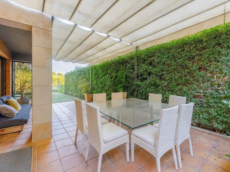 Современная вилла с бассейном в Esplugues de Llobregat, Барселона. Фото:  10