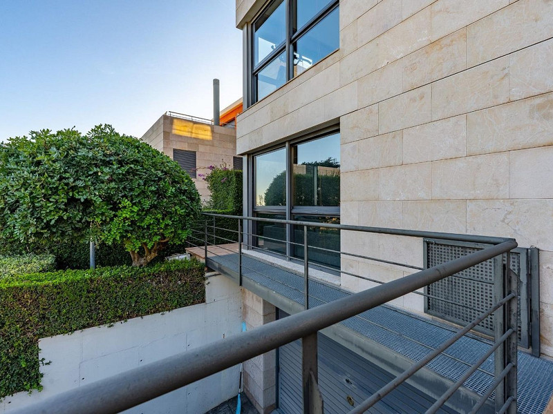 Современная вилла с бассейном в Esplugues de Llobregat, Барселона. Фото:  44
