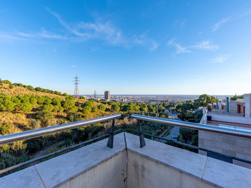 Современная вилла с бассейном в Esplugues de Llobregat, Барселона. Фото:  45
