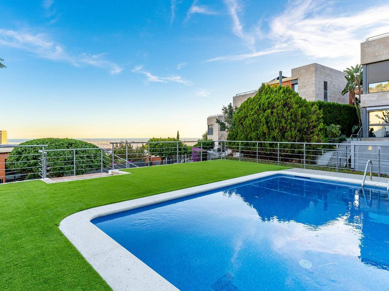 Современная вилла с бассейном в Esplugues de Llobregat, Барселона. Фото:  49