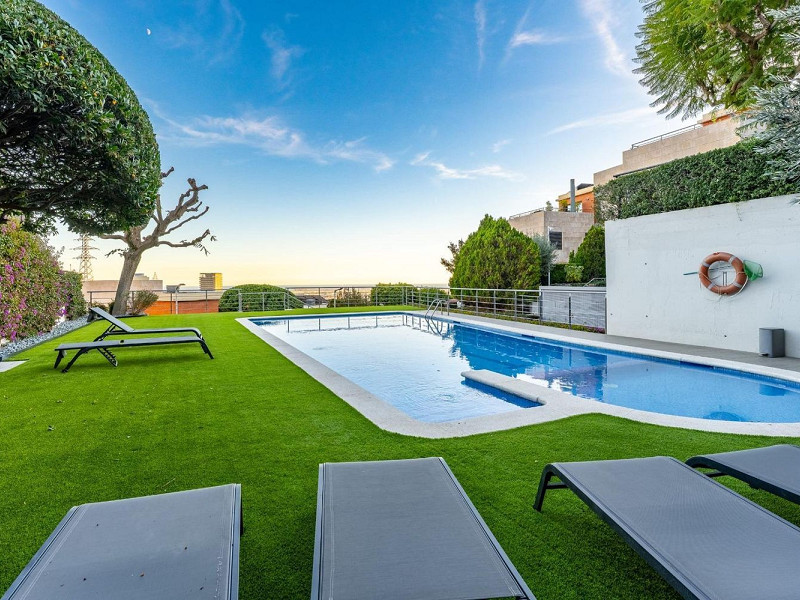 Современная вилла с бассейном в Esplugues de Llobregat, Барселона. Фото:  50