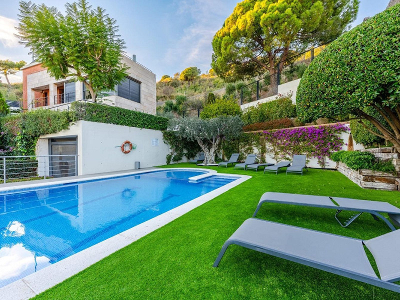 Современная вилла с бассейном в Esplugues de Llobregat, Барселона. Фото:  52