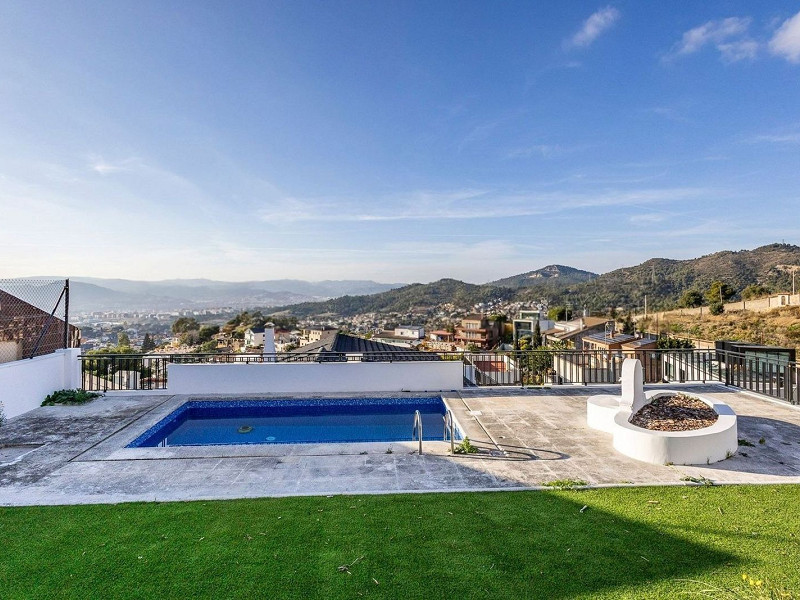 Роскошная вилла с панорамными видами и бассейном в Esplugues de Llobregat, Барселона. Фото:  1