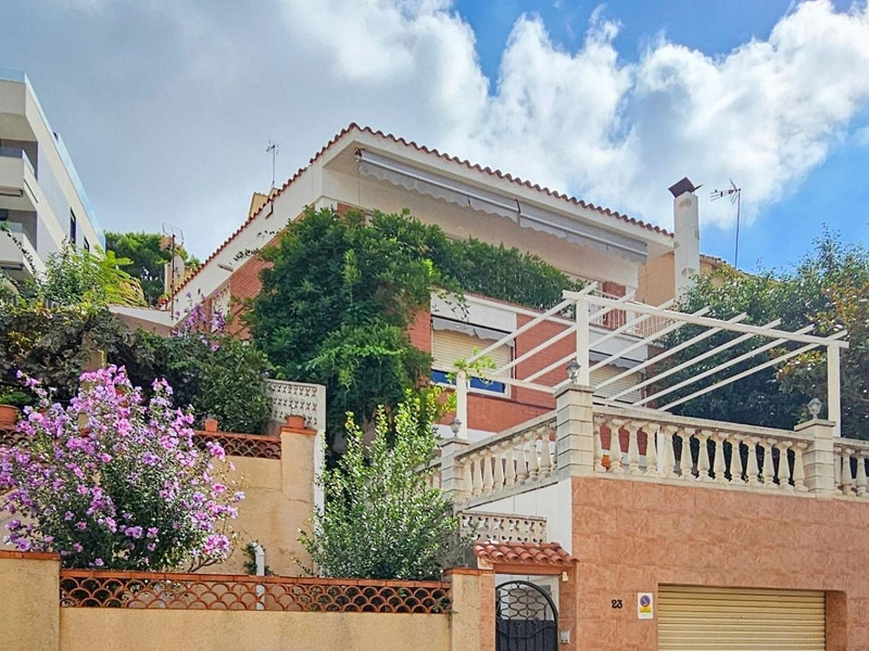 Современный дом с садом в Esplugues de Llobregat, Барселона. Фото:  1