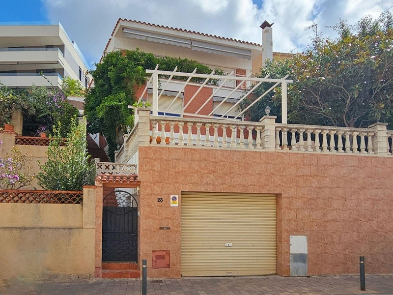 Современный дом с садом в Esplugues de Llobregat, Барселона. Фото:  2