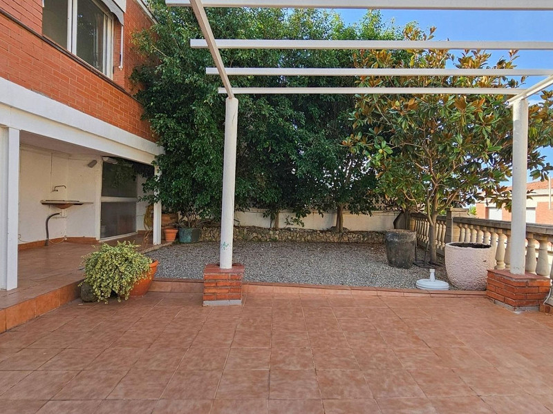 Современный дом с садом в Esplugues de Llobregat, Барселона. Фото:  5