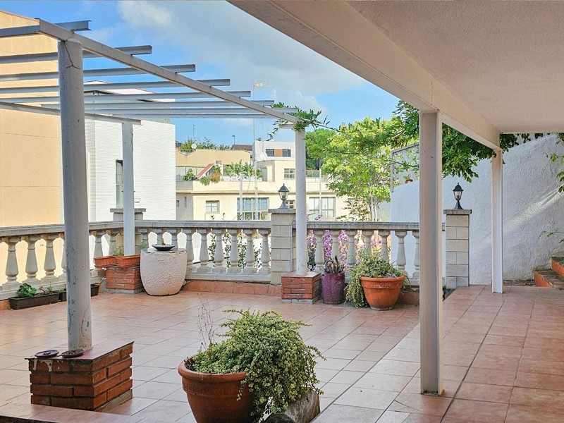 Современный дом с садом в Esplugues de Llobregat, Барселона. Фото:  8