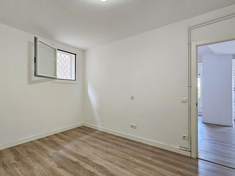 Современный дом с садом в Esplugues de Llobregat, Барселона. Фото:  23