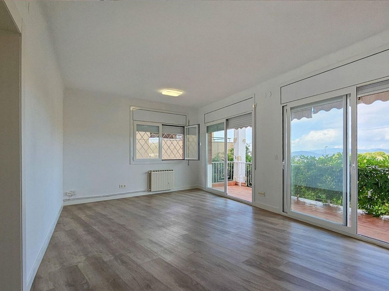 Современный дом с садом в Esplugues de Llobregat, Барселона. Фото:  31