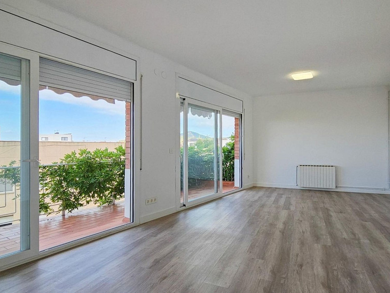 Современный дом с садом в Esplugues de Llobregat, Барселона. Фото:  32