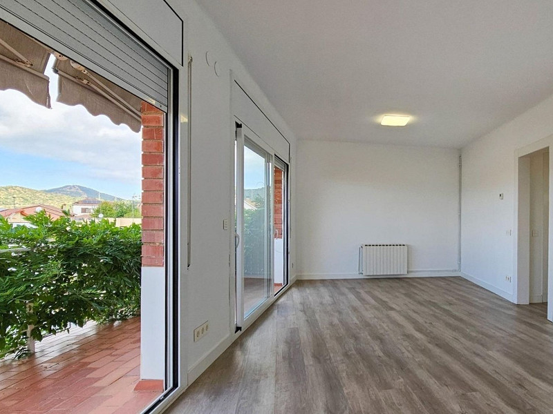 Современный дом с садом в Esplugues de Llobregat, Барселона. Фото:  34