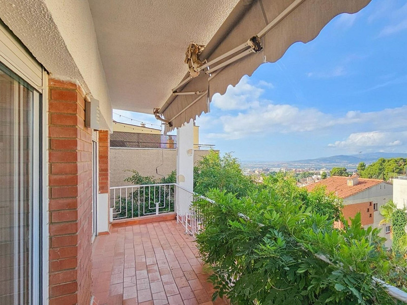 Современный дом с садом в Esplugues de Llobregat, Барселона. Фото:  35