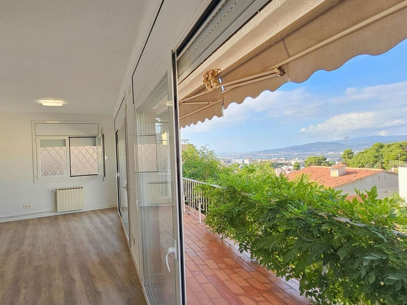 Современный дом с садом в Esplugues de Llobregat, Барселона. Фото:  38