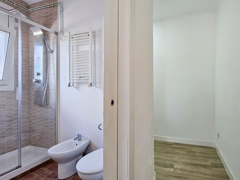 Современный дом с садом в Esplugues de Llobregat, Барселона. Фото:  44