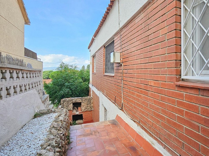 Современный дом с садом в Esplugues de Llobregat, Барселона. Фото:  52