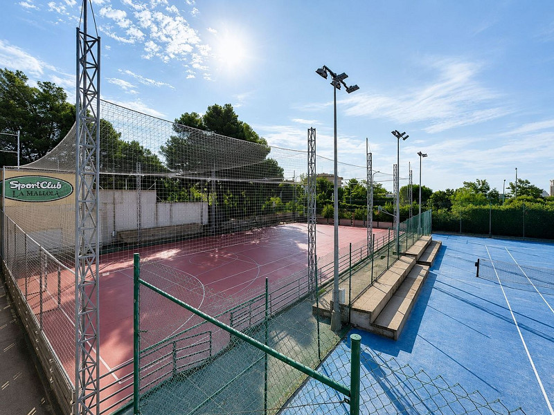 Угловой таунхаус в Esplugues de Llobregat, Барселона. Фото:  23