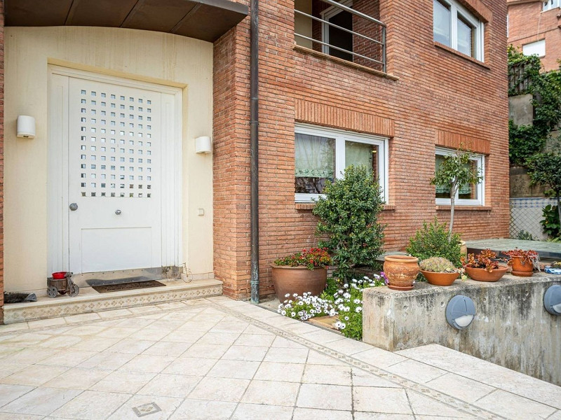 Современная вилла с бассейном в Esplugues de Llobregat, Барселона. Фото:  2