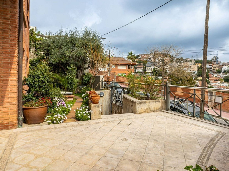Современная вилла с бассейном в Esplugues de Llobregat, Барселона. Фото:  8
