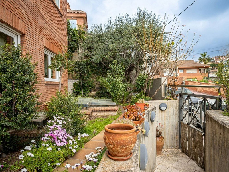 Современная вилла с бассейном в Esplugues de Llobregat, Барселона. Фото:  10