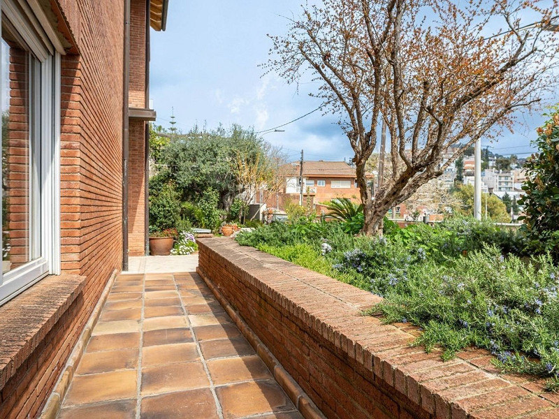 Современная вилла с бассейном в Esplugues de Llobregat, Барселона. Фото:  11