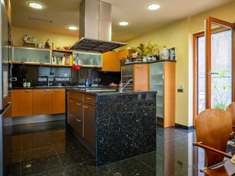 Современная вилла с бассейном в Esplugues de Llobregat, Барселона. Фото:  19