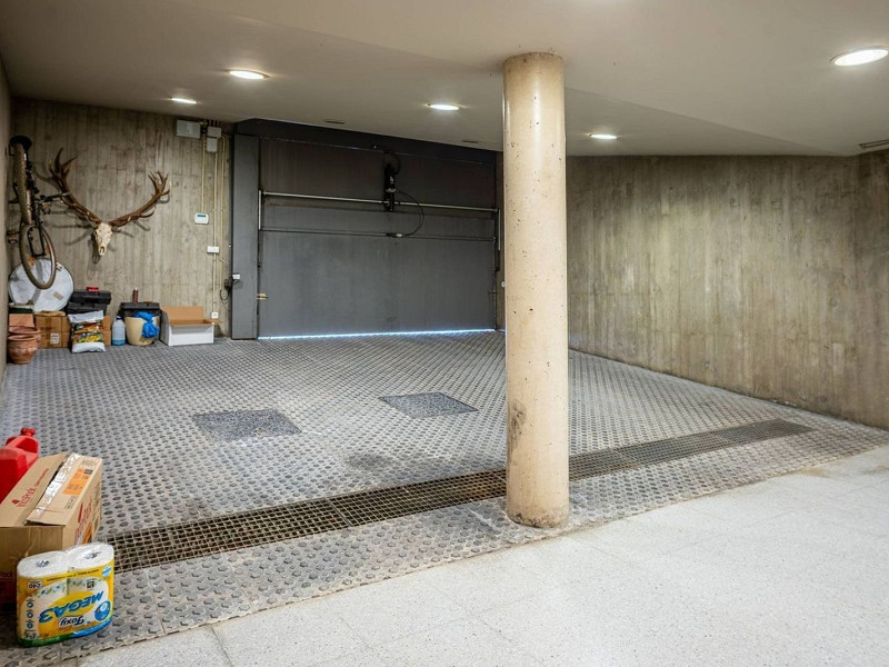 Современная вилла с бассейном в Esplugues de Llobregat, Барселона. Фото:  51