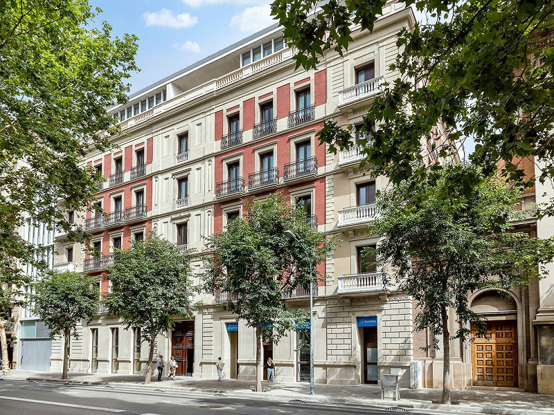 Элегантная дизайнерская квартира с террасой рядом с Rambla Catalunya, Барселона. Фото:  24