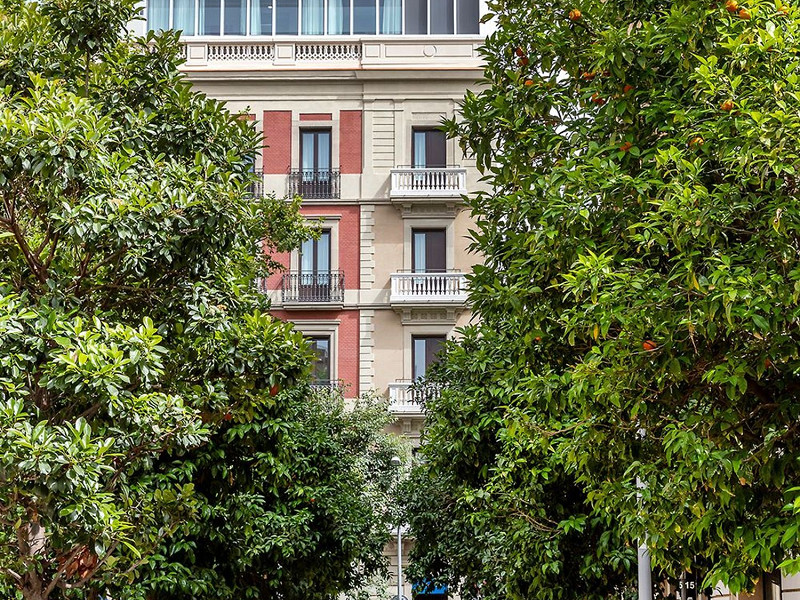 Элегантная дизайнерская квартира с террасой рядом с Rambla Catalunya, Барселона. Фото:  25