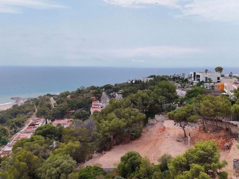 Plot with Sea Views and Approved Project for Two Luxury Detached Villas in Sitges. Photo:  2