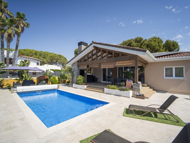 Отдельно стоящий одноэтажный дом с бассейном в 300 метрах от пляжа в Кома-Руге. Фото:  1