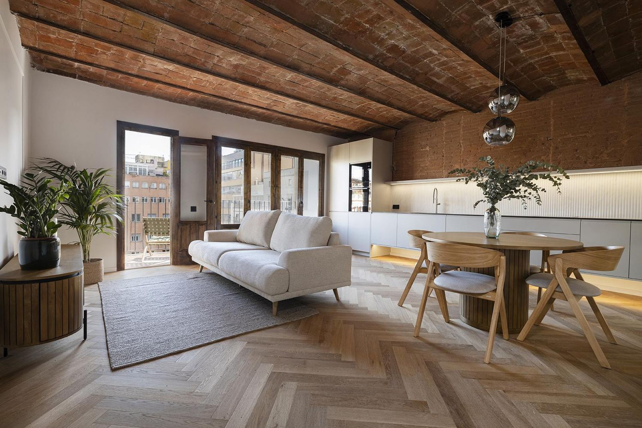 Отремонтированная квартира с частной террасой на Consell de Cent, рядом с Passeig de Gràcia