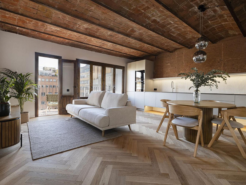 Отремонтированная квартира с частной террасой на Consell de Cent, рядом с Passeig de Gràcia. Фото:  1