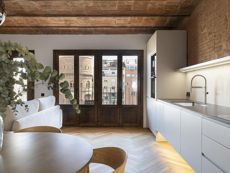 Отремонтированная квартира с частной террасой на Consell de Cent, рядом с Passeig de Gràcia. Фото:  5