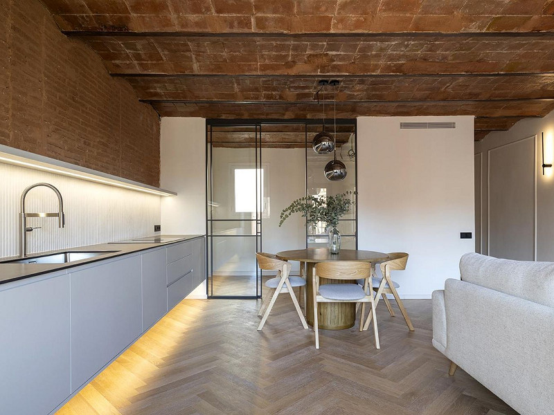 Отремонтированная квартира с частной террасой на Consell de Cent, рядом с Passeig de Gràcia. Фото:  7