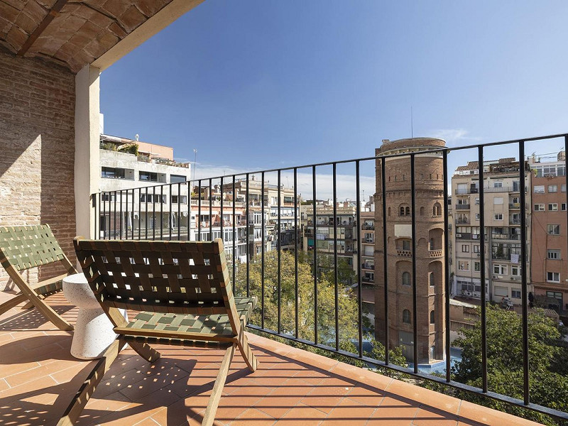 Отремонтированная квартира с частной террасой на Consell de Cent, рядом с Passeig de Gràcia. Фото:  12