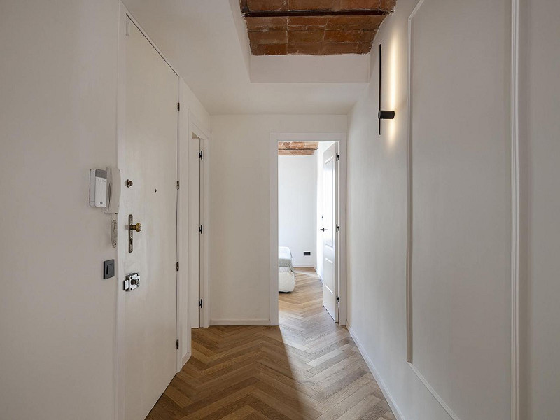 Отремонтированная квартира с частной террасой на Consell de Cent, рядом с Passeig de Gràcia. Фото:  28
