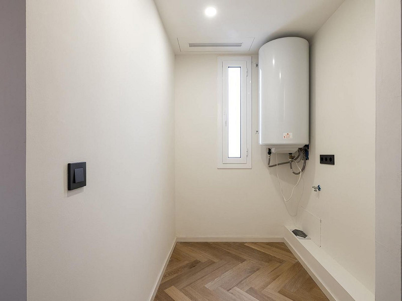 Отремонтированная квартира с частной террасой на Consell de Cent, рядом с Passeig de Gràcia. Фото:  31