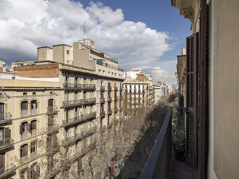 Отремонтированная квартира с частной террасой на Consell de Cent, рядом с Passeig de Gràcia. Фото:  33