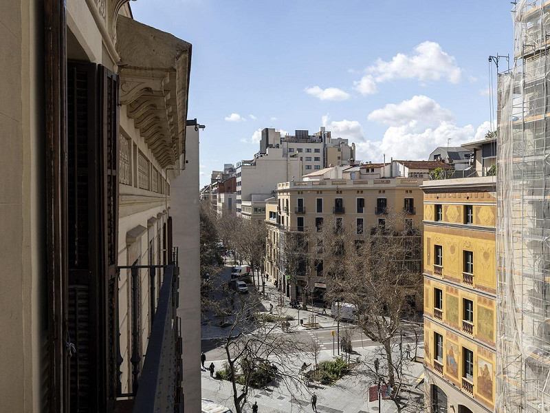 Отремонтированная квартира с частной террасой на Consell de Cent, рядом с Passeig de Gràcia. Фото:  34
