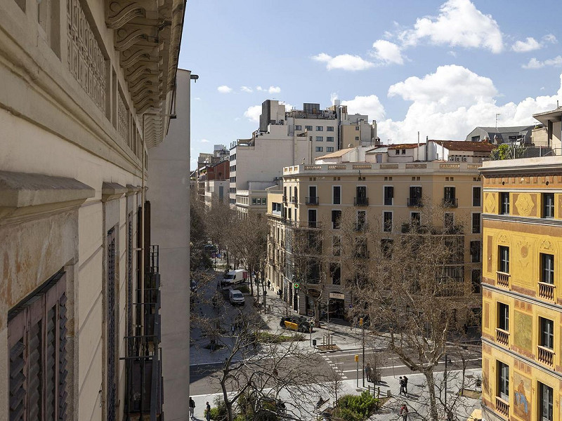 Отремонтированная квартира с частной террасой на Consell de Cent, рядом с Passeig de Gràcia. Фото:  35