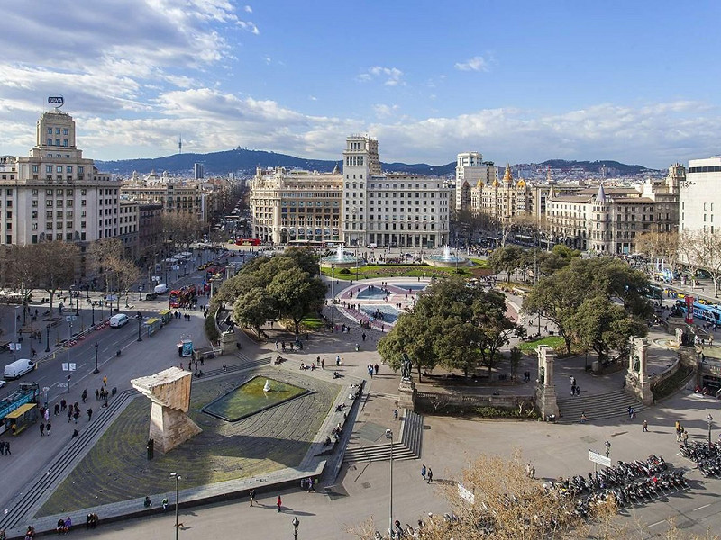 Отремонтированная квартира с частной террасой на Consell de Cent, рядом с Passeig de Gràcia. Фото:  46