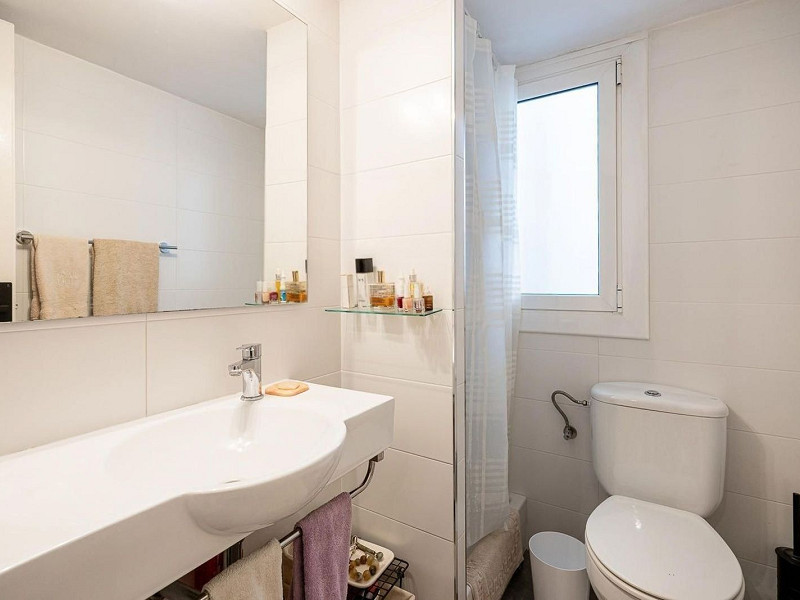 Квартира с балконом и лифтом на Enric Granados, Eixample. Фото:  19