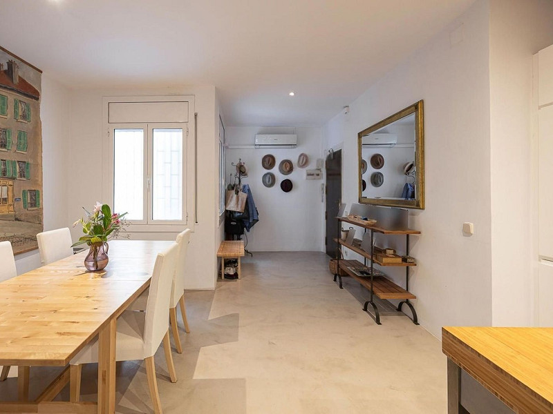 Квартира с балконом и лифтом на Enric Granados, Eixample. Фото:  24