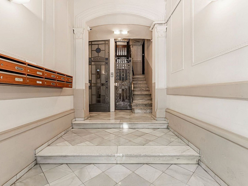 Реновированный пентхаус с собственной террасой в Eixample Esquerra. Фото:  26