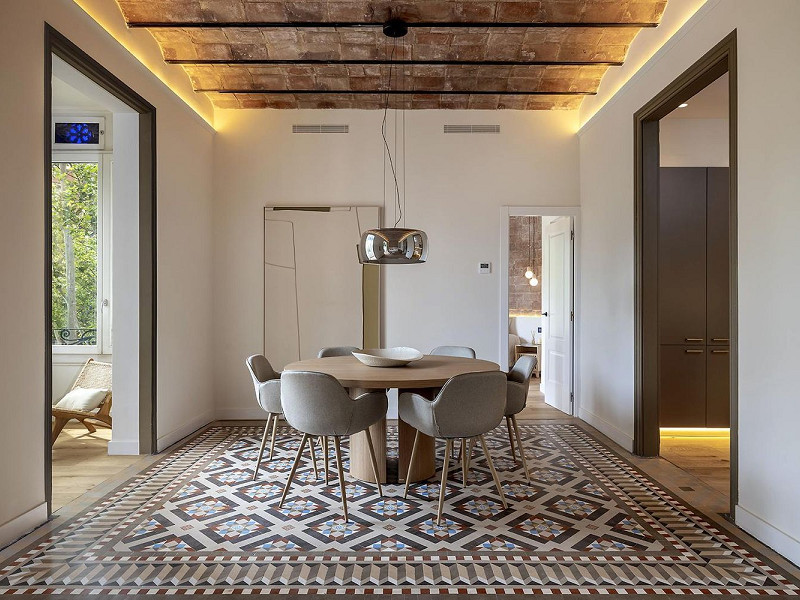Реновированная квартира с 4 спальнями и 3 балконами на Gran Vía – Eixample. Фото:  2