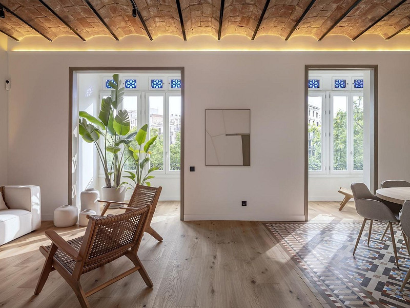 Реновированная квартира с 4 спальнями и 3 балконами на Gran Vía – Eixample. Фото:  3
