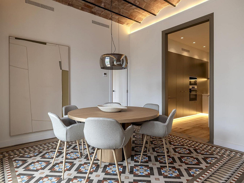 Реновированная квартира с 4 спальнями и 3 балконами на Gran Vía – Eixample. Фото:  8