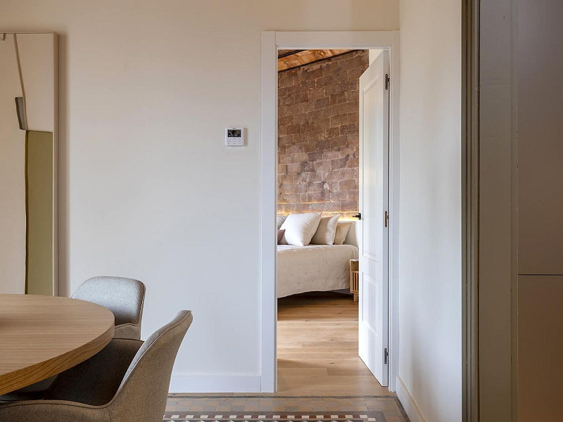 Реновированная квартира с 4 спальнями и 3 балконами на Gran Vía – Eixample. Фото:  9